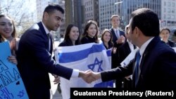
Presidenti i Guatemalës duke u takuar me pjesëtarë të komunitetit hebrenj në Uashington
