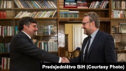 Predsjedavjući Predsjedništva BiH Bakir Izetbegović i zmajnik pomoćnika američkog državnog sekretara Matthews Palmer
