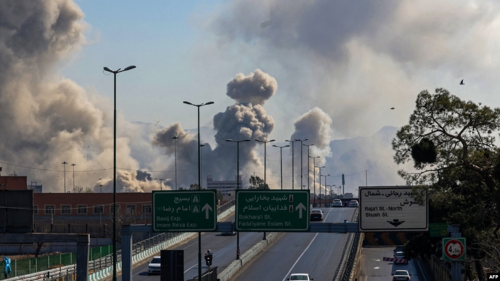 دود ناشی از حملات گسترده به تهران در روز پنجشنبه، ۱۴ اسفند
