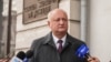 Igor Dodon oferă declarații jurnaliștilor înaintea ședinței de judecată, care a fost reluată de la capăt la trei ani de la punerea sa pe rol, 25 noiembrie 2026.
