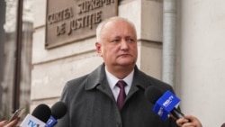 Igor Dodon oferă declarații jurnaliștilor înaintea ședinței de judecată, care a fost reluată de la capăt la trei ani de la punerea sa pe rol, 25 noiembrie 2026.