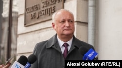 Igor Dodon oferă declarații jurnaliștilor înaintea ședinței de judecată, care a fost reluată de la capăt la trei ani de la punerea sa pe rol, 25 noiembrie 2026.