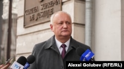 Igor Dodon, liderul Partidului Socialiștilor din R. Moldova, vorbind presei în fața Curții Supreme de Justiție, în noiembrie 2025, înainte de audieri într-un proces în care este acuzat de corupție și de trădare de patrie.