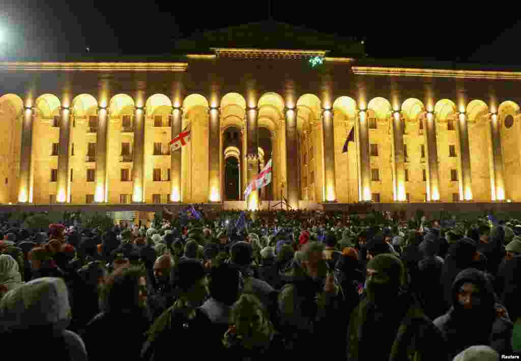 Протестувальники зібралися біля парламенту і біля центрального офісу правлячої партії &laquo;Грузинська мрія&raquo; в Тбілісі після того, як 28 листопада премʼєр-міністр Іраклій Кобахідзе заявив, що його уряд&nbsp;призупиняє переговори про вступ до ЄС&nbsp;до 2028 року і не прийматиме бюджетні гранти від Брюсселя