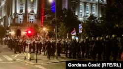 Kordon policije u blizini zgrade Generalštaba gde se održava antivladin protest, 14.8.2025.