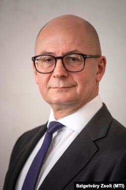 Rigó Csaba Balázs, a Gazdasági Versenyhivatal (GVH) elnöke, miután átvette a kinevezési okmányát Áder János köztársasági elnöktől a Sándor-palotában 2020. április 6-án.