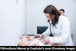 Un bebeluș la consult medical