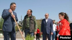 Armenia -- Mayor Gagik Beglarian, left, plants a tree in Yerevan on May 2, 2009.