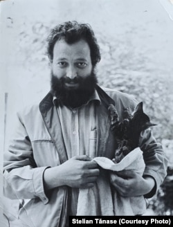 Scriitorul Stelian Tănase, în 1987, în curtea editurii Cartea Românească –cea care îi refuzase publicarea romanelor.