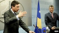 Kryeministri i Kosovës, Hashim Thaçi, gjatë konferencës për media me homologun e tij slloven, Borut Pahor. Prishtinë, 8 mars 2010.