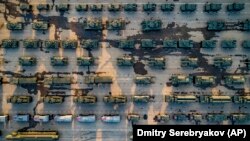 Російська військова техніка перед репетицією параду в Москві. 6 травня 2019 року