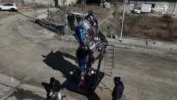 اسلام اباد کې یو هنرمند له پرزو او اوسپنو هنري توکي جوړوي