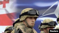 Некоторые оппозиционеры не исключили, что в ответ на открытие центра Россия устроит очередную провокацию. Прозвучала даже версия, что российские военные, которые и так стоят в непосредственной близости от центральной автомагистрали Гори – Тбилиси, и вовсе могут ее захватить