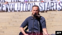 Bruce Springsteen cântă în timpul protestului „No Kings” din Minnesota. 28 martie 2026.