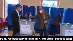  Ambasadorul României în R. Modova, Danile Ioniță a votat la Strășeni, pentru alegerile parlamentare din România, 6 decembrie 2020