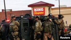 Боулдердаги отишма жойига етиб келган полициячилар.