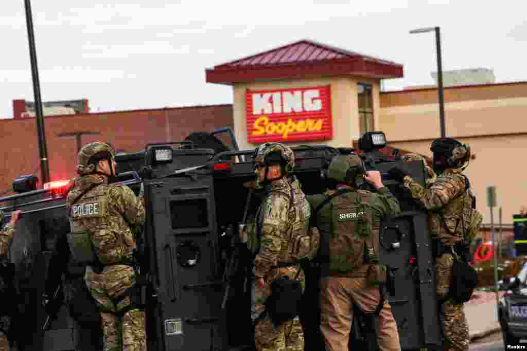 САД - Најмалку 10 лица се убиени, меѓу кои и еден полицаец, во оружениот напад во супермаркет во Болдер, во американската сојузна држава Колорадо.