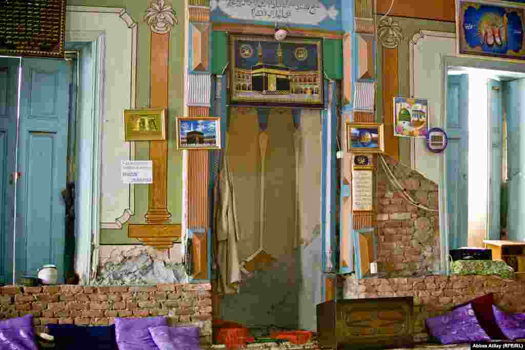 Məscidin təmirə ehtiyacı olan mehrabı.