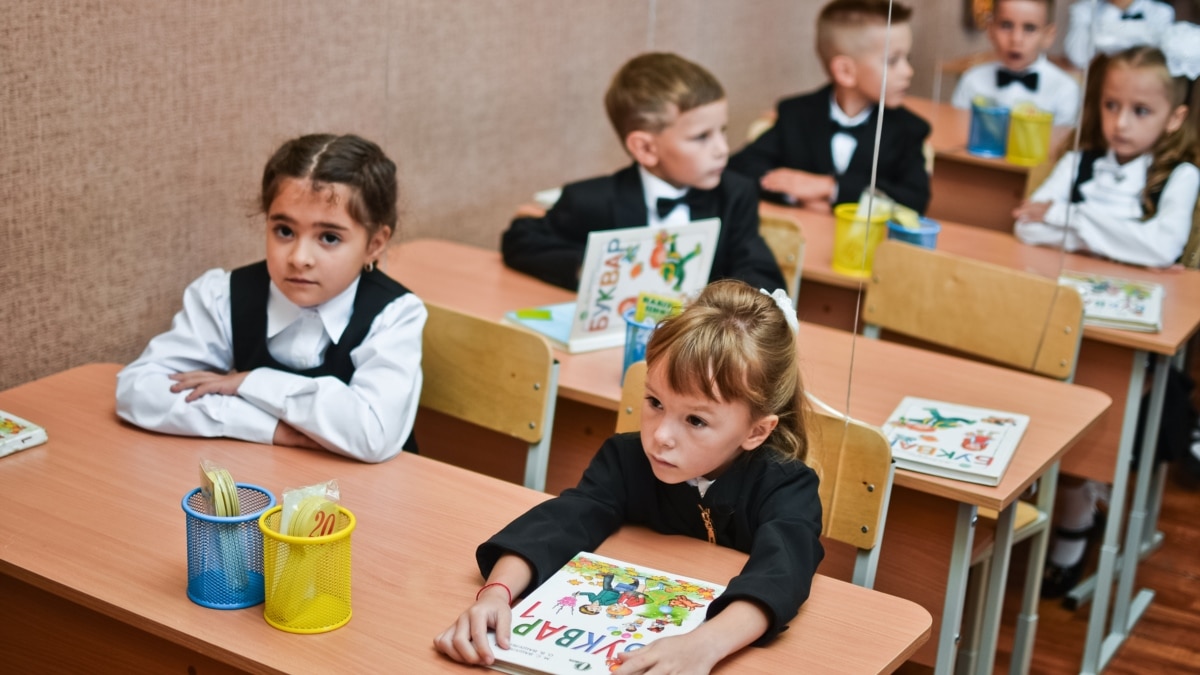 52% українців вважають, що в школах взагалі не варто вивчати російську мову – опитування