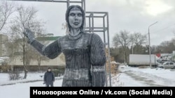 Скульптура Аленки в Нововоронеже