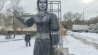 Скульптура Алёнки в Нововоронеже