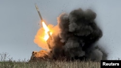 Українські військові ведуть вогонь із РСЗВ по російських цілях поблизу Покровська, грудень 2025 року