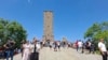 Srbi sa Kosova, iz Srbije i zemalja regiona okupili su se u nedelju na Gazimestanu, na Kosovu, kako bi obeležili 28. jun, dan sećanja na bitku protiv osmanske vojske na Kosovu 1389. godine.