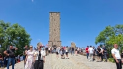 Serbë nga Kosova, Serbia e vendet e rajonit u mblodhën të dielën në Gazimestan, Kosovë, për ta shënuar 28 qershorin, i cili përkujton betejën kundër ushtrisë osmane në Kosovë në vitin 1389.
