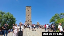 Srbi sa Kosova, iz Srbije i zemalja regiona okupili su se u nedelju na Gazimestanu, na Kosovu, kako bi obeležili 28. jun, dan sećanja na bitku protiv osmanske vojske na Kosovu 1389. godine.