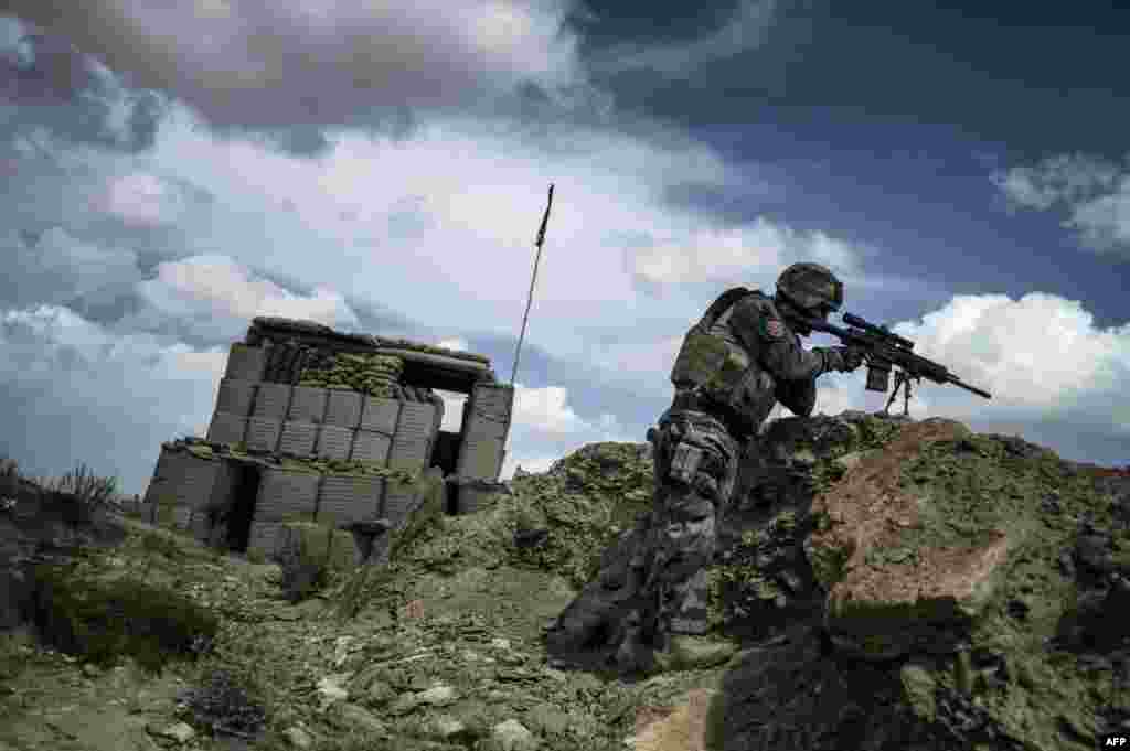 A French soldier secures a perimeter on a forward observing post near the National Police Training Center in Wardak Province, Afghanistan. (AFP/Jeff Pachoud) 