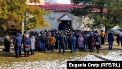 Alegători în fața secției de votare de la Coșnița, Dubăsari