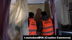 Очільник МВА повідомив, що комунальні служби вже ліквідували наслідки атаки та закрили віконні отвори, на місці розгорнули оперативний штаб