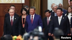 Прэзыдэнт Расеі Ўладзімір Пуцін, старшыня КНР Сі Дзіньпін і лідэр Паўночнай Карэі Кім Чэн Ын на парадзе ў Пэкіне 3 верасьня 2025 году