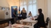 Shtetas të Kosovës duke votuar në një nga përfaqësitë diplomatike jashtë Kosovës, 6 qershor.