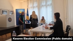 Shtetas të Kosovës duke votuar në një nga përfaqësitë diplomatike jashtë Kosovës, 6 qershor.