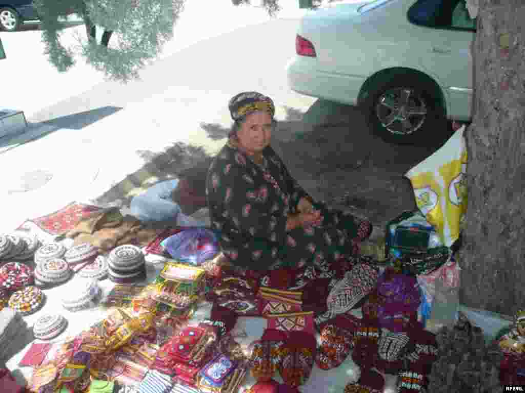 Aşgabadyň "Gülistan" söwda merkeziniň ýanyndan bir pursat