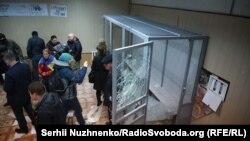 Наслідки сутичок у залі засідання суду, де проходив розгляд справи щодо керівника організації «Добровольчий рух ОУН» Миколи Коханівського, Київ, 24 жовтня 2017 рік