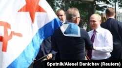 Путин общается с неизвестным с флагом ВМФ СССР