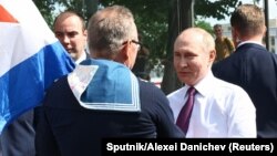 Путин общается с неизвестным с флагом ВМФ СССР