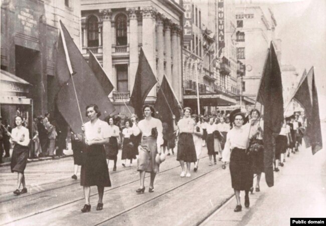 Женщины-коммунистки маршируют на 1 мая в Сиднее (Австралия), 1920-е годы