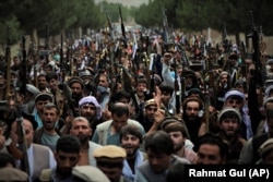 Ополченці приєднуються до афганських силових структур під час мітингу в Кабулі. Афганістан, 23 червня 2021 року