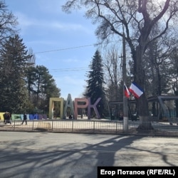 До річниці анексії вздовж центральних доріг у Сімферополі вивісили прапори РФ і Криму