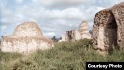 Белгисиз жандыктар мүрзөлөрдү да казып жатканы айтылууда. (Сүрөттө: Кочкордогу эски күмбөздөр.)