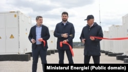Ministrul Energiei, Dorin Junghietu (centru), tăind panglica la lansarea sistemului de stocare a energiei electrice, la Rădeni, Strășeni, pe 30 aprilie 2026