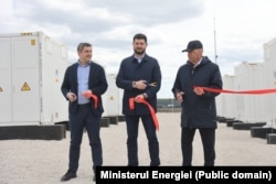 Ministrul Energiei, Dorin Junghietu, tăind panglica la lansarea unui sistem de stocare a energiei electrice (BESS), cu o capacitate totală de 60 MWh, la Rădeni, raionul Strășeni, 30 aprilie 2026