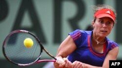  Warwara Lepçenko Parižiň 'Roland Garros" stadionynda çehiýaly Petra Kwitowa bilen ýaryşýar. 4-nji iýun, 2012.