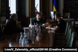 Президент України Володимир Зеленський (у центрі) під час зустрічі з Рустемом Умєровим (ліворуч) і Ігорем Клименком (праворуч), 24 липня 2026 року