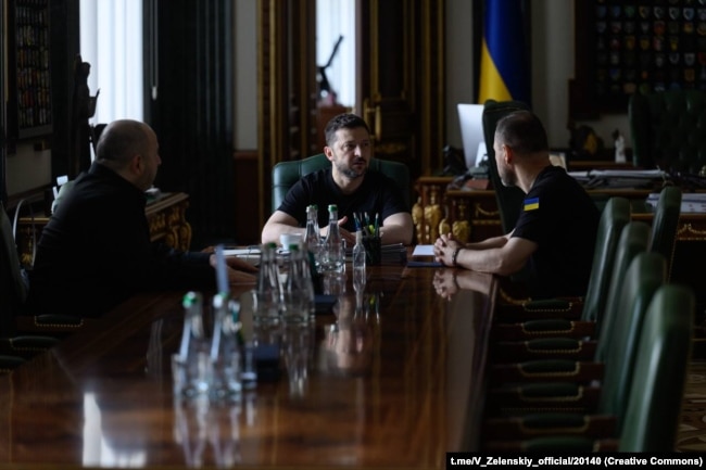 Президент України Володимир Зеленський (у центрі) під час зустрічі з Рустемом Умєровим (ліворуч) і Ігорем Клименком (праворуч), 24 липня 2026 року