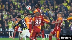 თურქეთის საფეხბურთო კლუბების ფერენცბახჩესა და გალათასარაის მატჩის დროს. 1 დეკემბერი, 2025 წელი