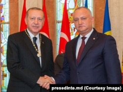 În octombrie 2018, președintele Igor Dodon l-a decorat cu „Ordinul Republicii” pe președintele Turciei, Recep Tayyip Erdogan